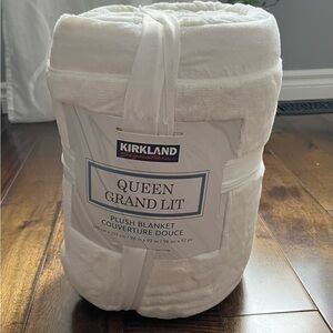 Kirkland Signature Queen Cream Plush Blanket. (98X92 inches)